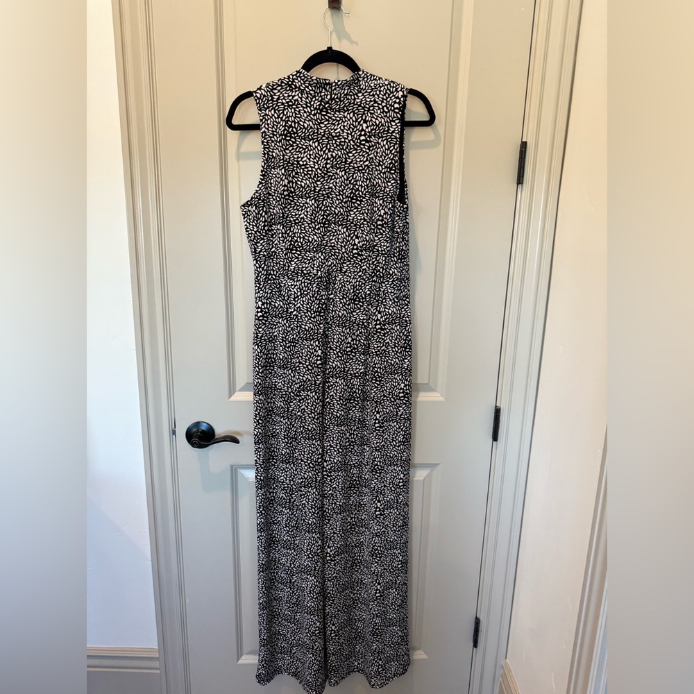 Super popular jumpsuit. Feminine features. Size 10/12 M - Picture 11 of 12